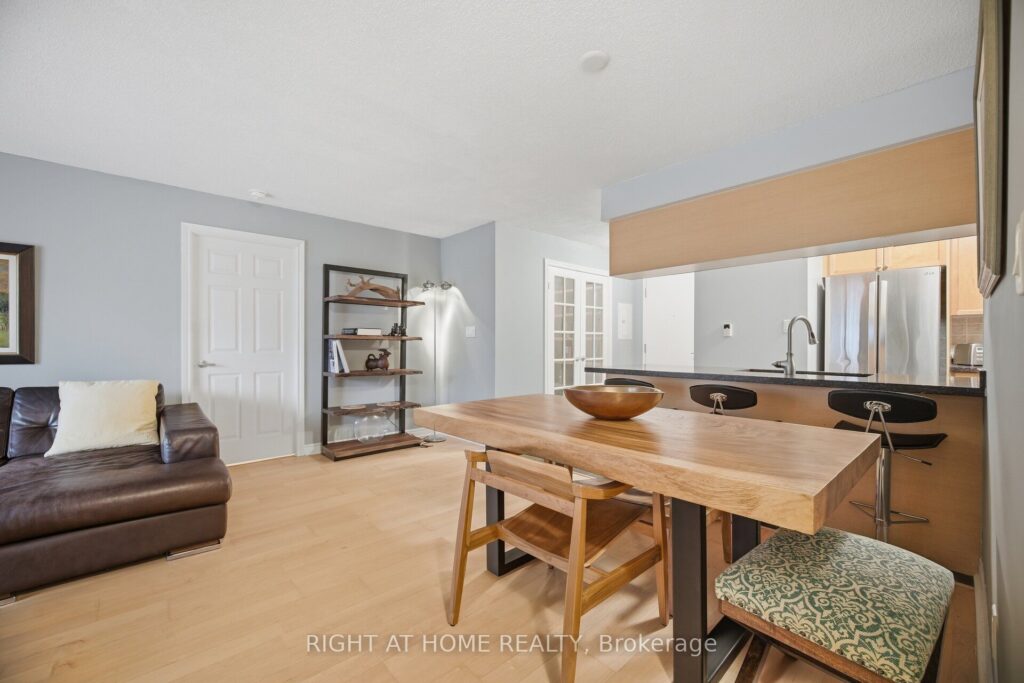 For Sale: 3880 Duke Of York Boulevard 1418, Mississauga, ON L5B 4M7, Mississauga, ON - Property Photo