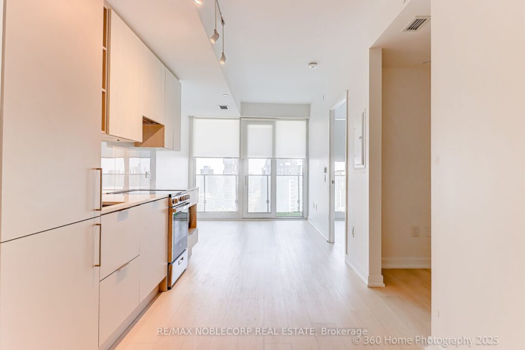 For Sale: 3900 Confederation Parkway 2912, Mississauga, ON L5B 0M3, Mississauga, ON - Property Photo